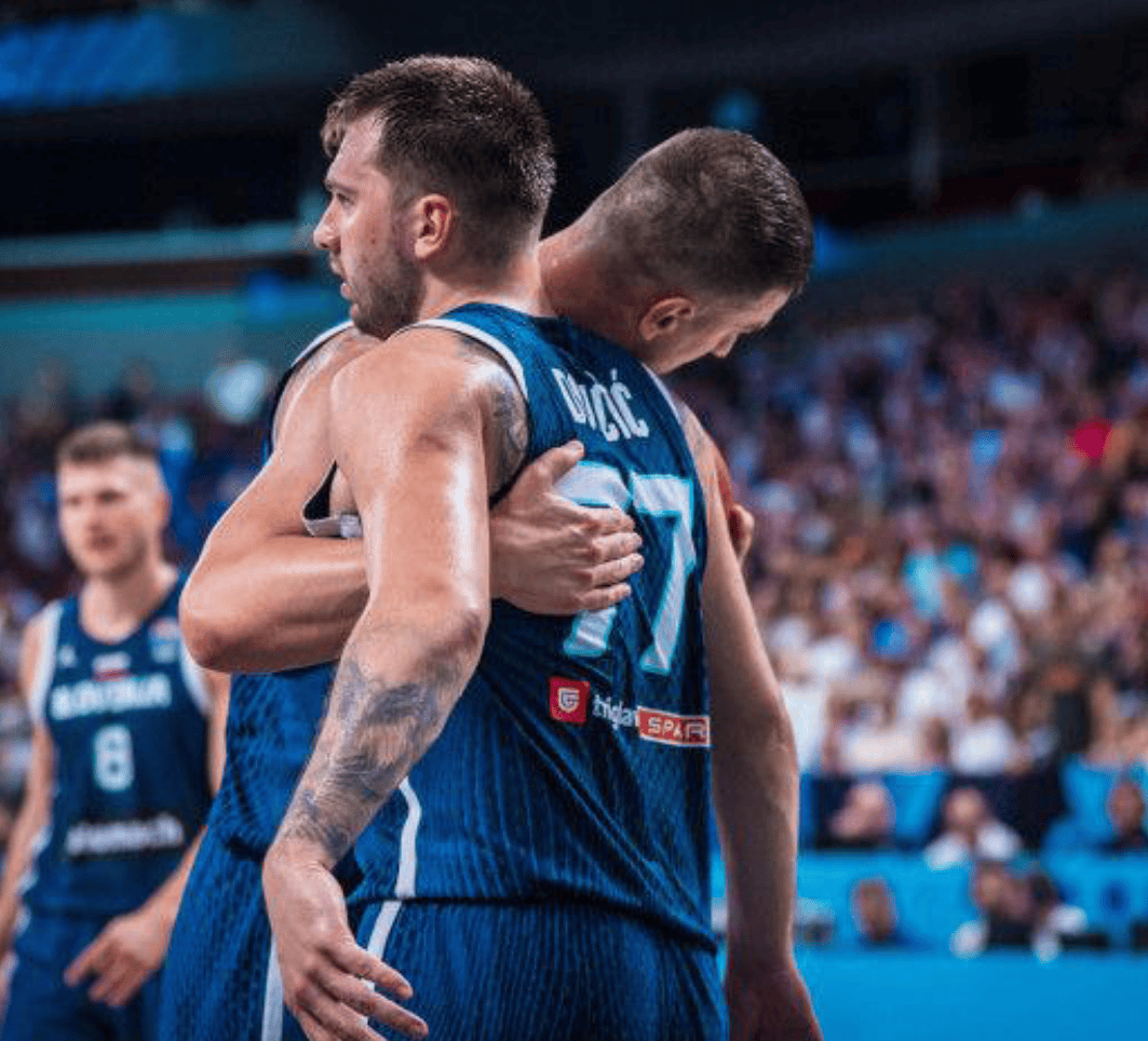 开云体育-东契奇巅峰对决，浓眉哥与70激战塞尔维亚队分钟，问鼎冠军胜负难料！的简单介绍