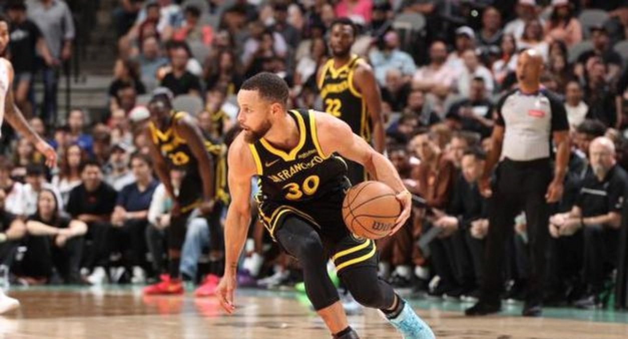 库里连续十场比赛得分超过关键助攻，勇士挑战极限！的简单介绍